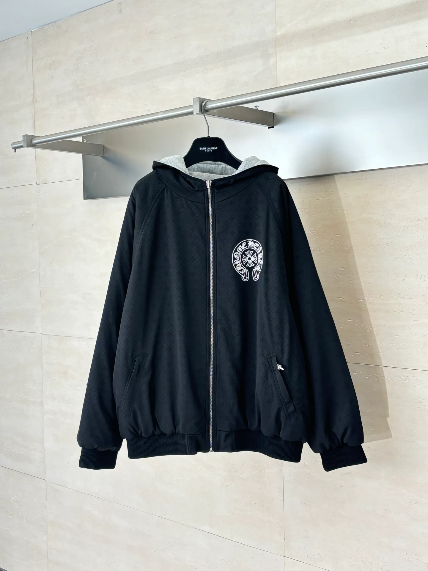 P850 Chrome Heart*/Chrome Heart 25 new style Horseshoe print double-sided hooded cotton jacket. The original domestic spot purchase is 3.98W. The development cost is extremely high. The front is made of jacquard woven fabric. The minimum order quantity is 1000 meters. The other side is gray yarn 260 grams. All developed and customized according to the original version. Refuse to use off-the-shelf wrong fabrics. Four layers of thickness blessing. You can survive the winter in one piece (one layer of gray knitted lining, two layers of gall fabric, and one layer of down cotton) Size：S/M/L